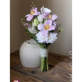 Bó hoa cưới cầm tay cô dâu màu tím mix hoa rum, tulip và linh lan