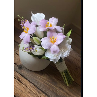 Bó hoa cưới cầm tay cô dâu màu tím mix hoa rum, tulip và linh lan