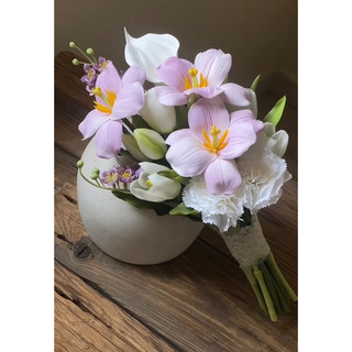 Bó hoa cưới cầm tay cô dâu màu tím mix hoa rum, tulip và linh lan