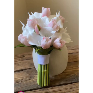 Bó hoa cưới cầm tay cô dâu tulip và rum trắng Hồng TR289