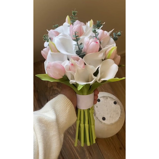 Bó hoa cưới cầm tay cô dâu tulip và rum trắng Hồng TR289