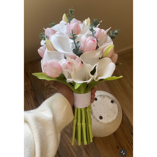 Bó hoa cưới cầm tay cô dâu tulip và rum trắng Hồng TR289