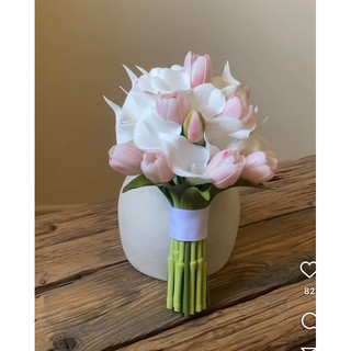 Bó hoa cưới cầm tay cô dâu tulip và rum trắng Hồng TR289