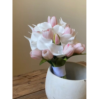 Bó hoa cưới cầm tay cô dâu tulip và rum trắng Hồng TR289