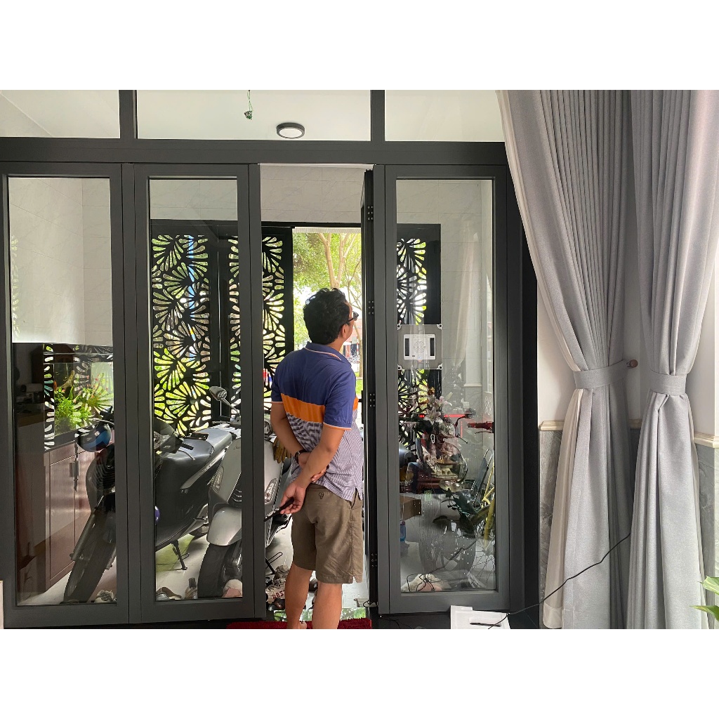 Robot lau kính cao cấp Tahawa Nhật Bản TH-YW530- Hệ thống phun nước 4 vòi đa hướng -Phiên Bản Nâng Cấp 2026