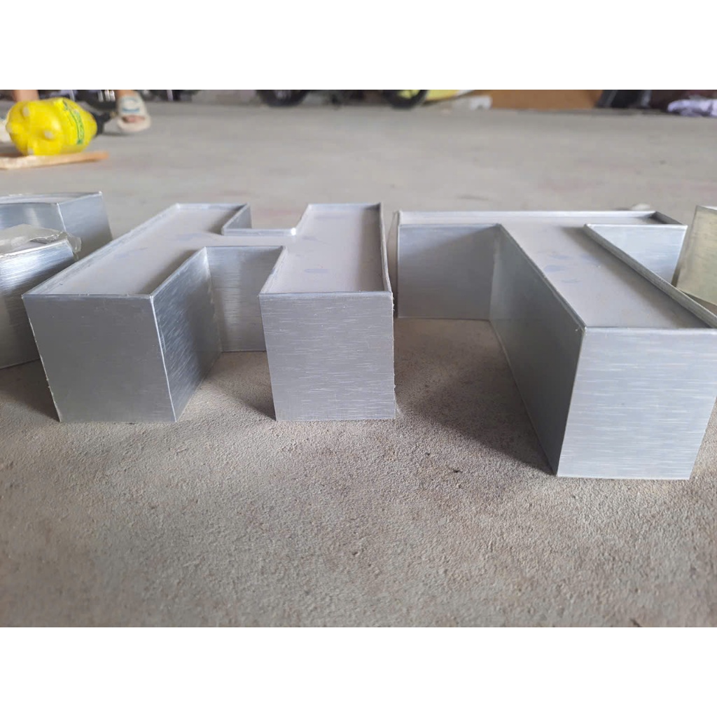 Gáy nhôm uốn chân chữ có gờ BEDO màu Bạc Xước - Cuộn 50m làm chữ nổi quảng cáo, giả Inox cao cấp (Đủ bản 4cm 6cm 8cm)