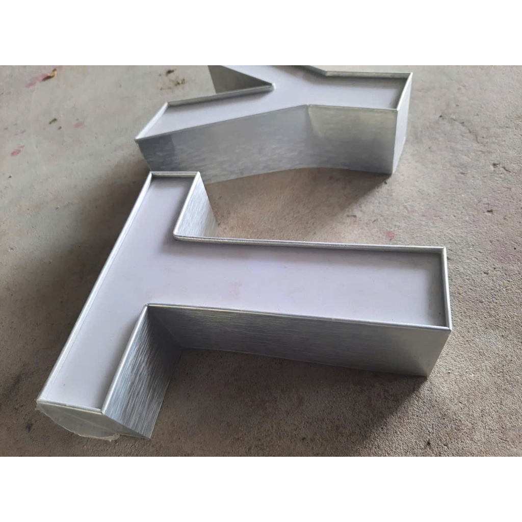 Gáy nhôm uốn chân chữ có gờ BEDO màu Bạc Xước - Cuộn 50m làm chữ nổi quảng cáo, giả Inox cao cấp (Đủ bản 4cm 6cm 8cm)