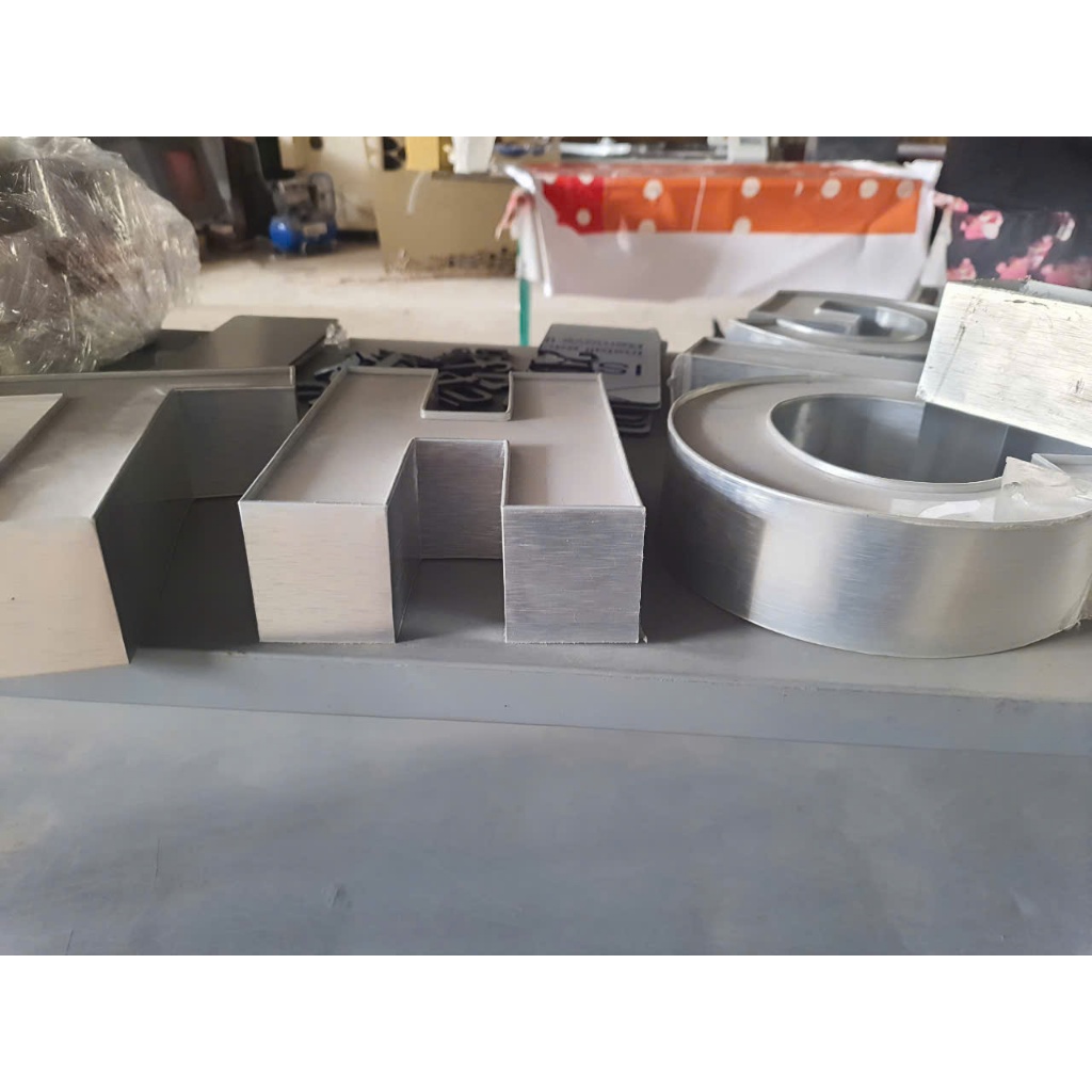 Gáy nhôm uốn chân chữ có gờ BEDO màu Bạc Xước - Cuộn 50m làm chữ nổi quảng cáo, giả Inox cao cấp (Đủ bản 4cm 6cm 8cm)
