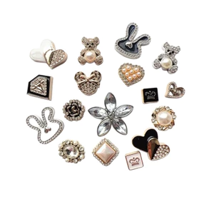 Set charm gắn dép cross siêu lấp lánh có nút gắn..