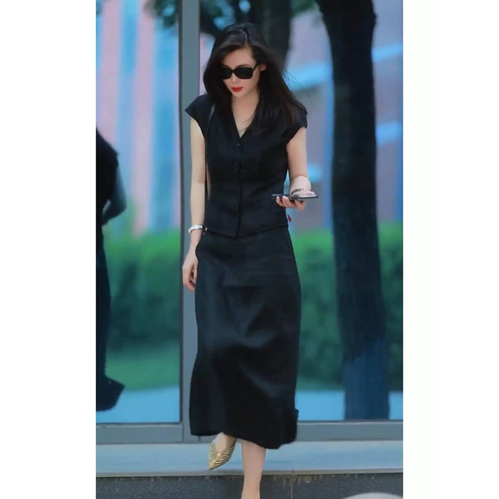 Set bộ chân váy xẻ tà sau dáng dài mix áo gile cổ V tay cộc màu đen và đỏ chất mềm mát chuẩn fom phong cách sang trọng.