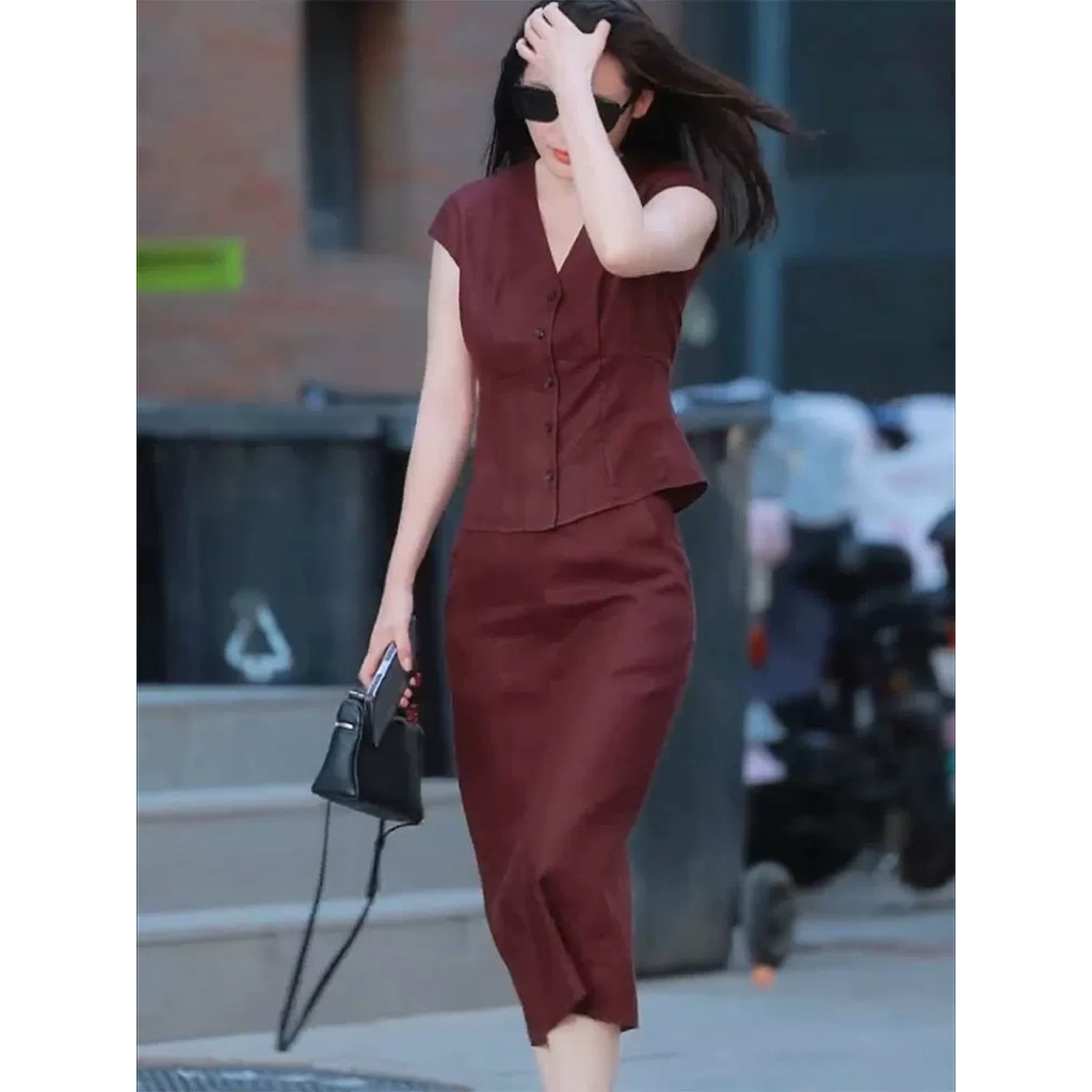 Set bộ chân váy xẻ tà sau dáng dài mix áo gile cổ V tay cộc màu đen và đỏ chất mềm mát chuẩn fom phong cách sang trọng.