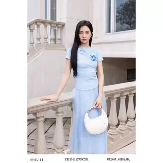 Áo thun xanh nhạt cổ xẻ đính hoa thiết kế Elise ES2501115TSKCBL