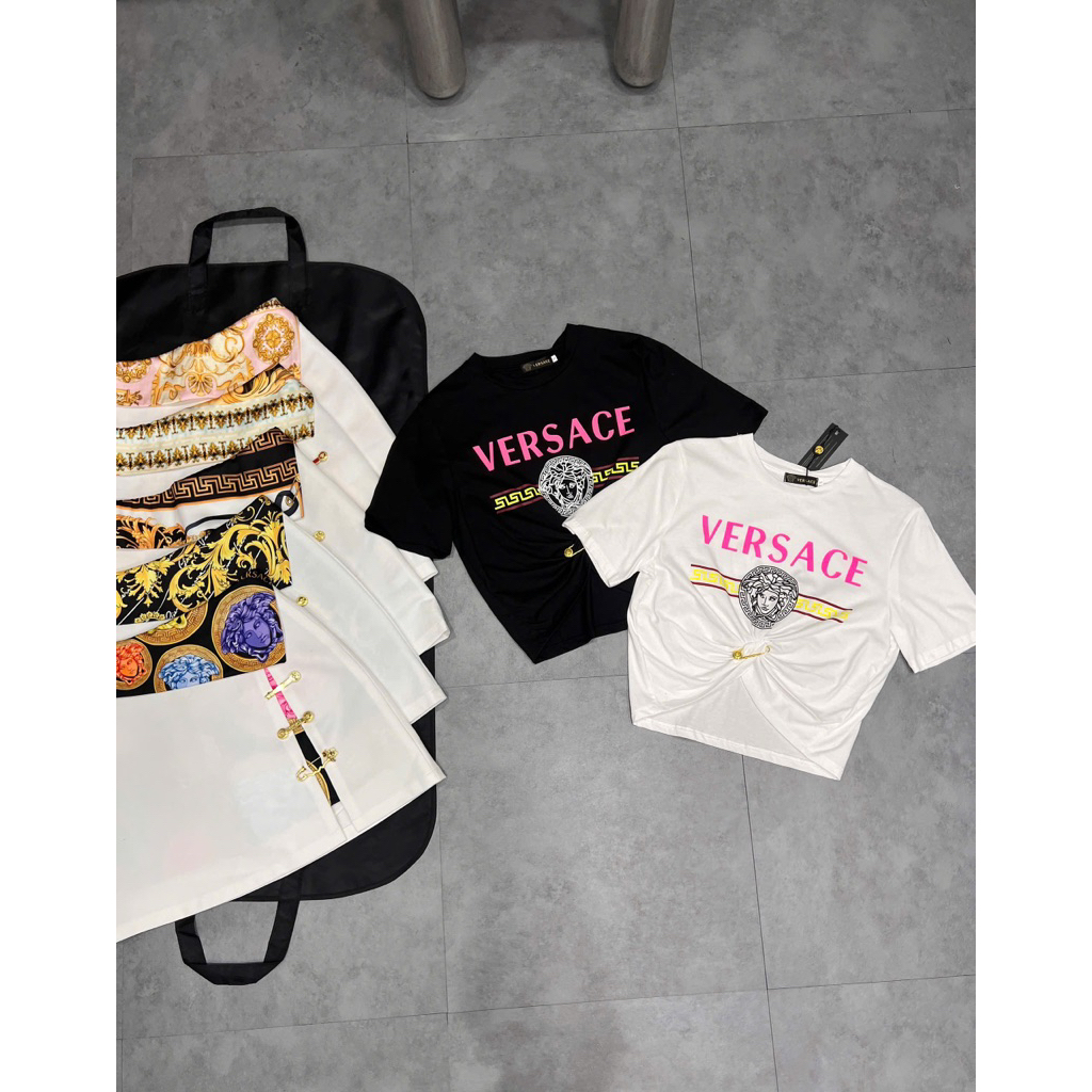 Áo croptop nữ in chữ Versace kèm ghim băng nhiều màu xinh