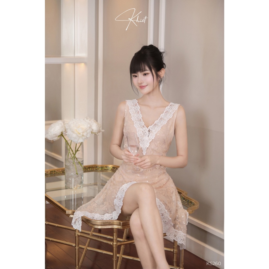 Đầm ngắn Khiết Style ren kim sa màu nude cổ V phối ren trắng phong cách dự tiệc sang chảnh KS260