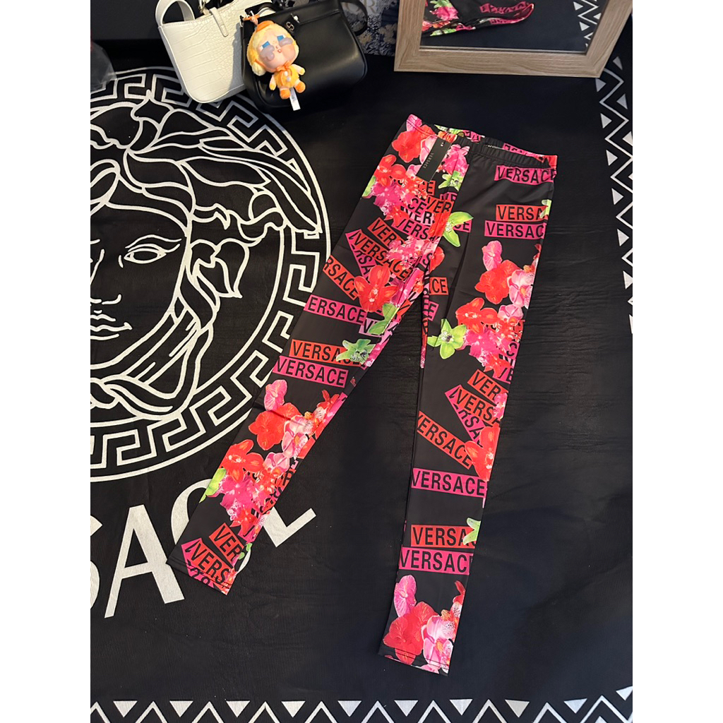set áo sơ mi voan và leggings hồng chữ Versace
