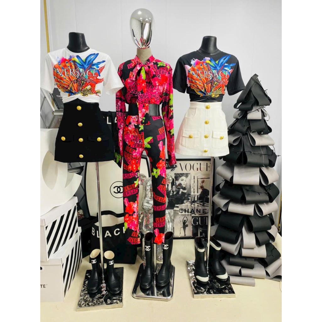 set áo sơ mi voan và leggings hồng chữ Versace