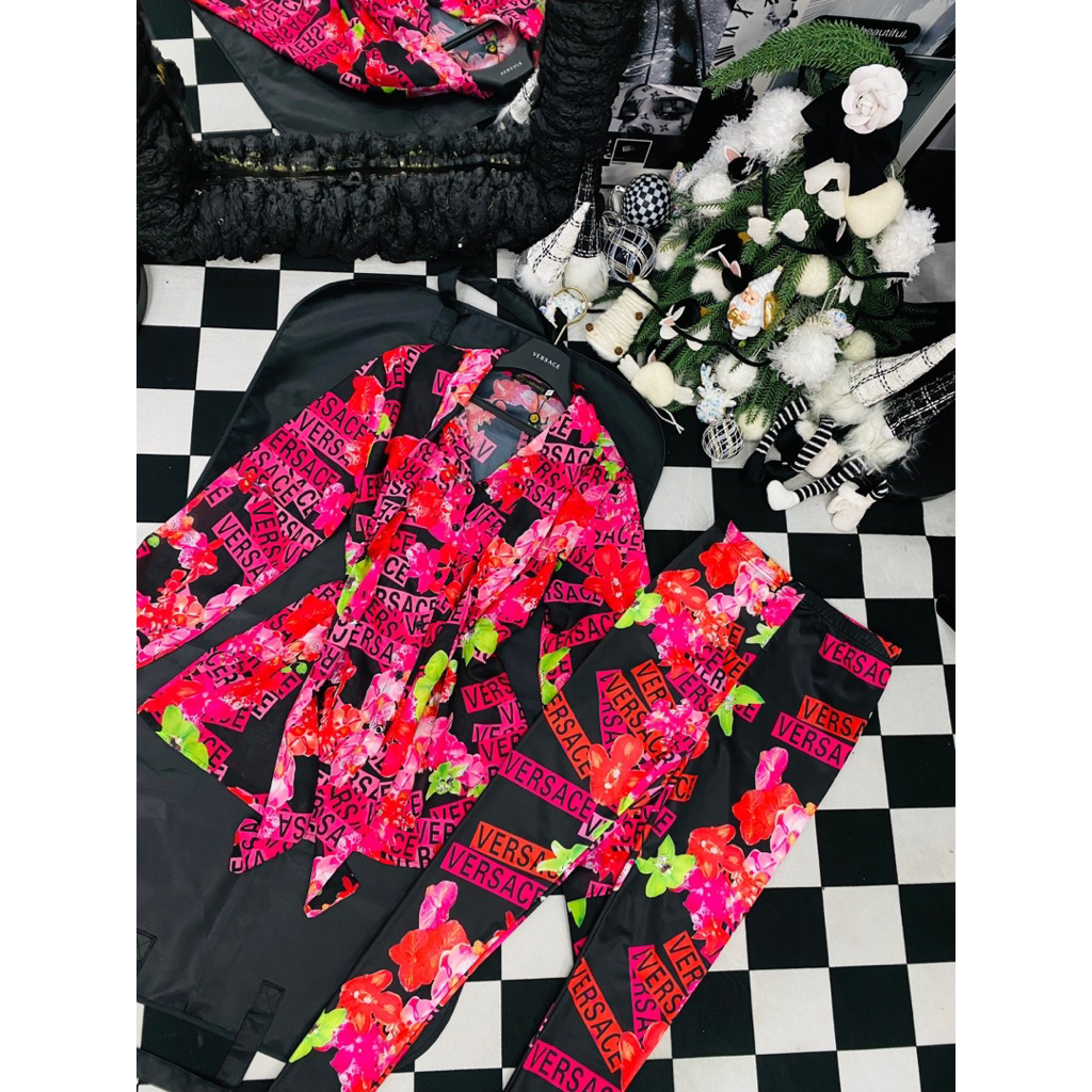 set áo sơ mi voan và leggings hồng chữ Versace