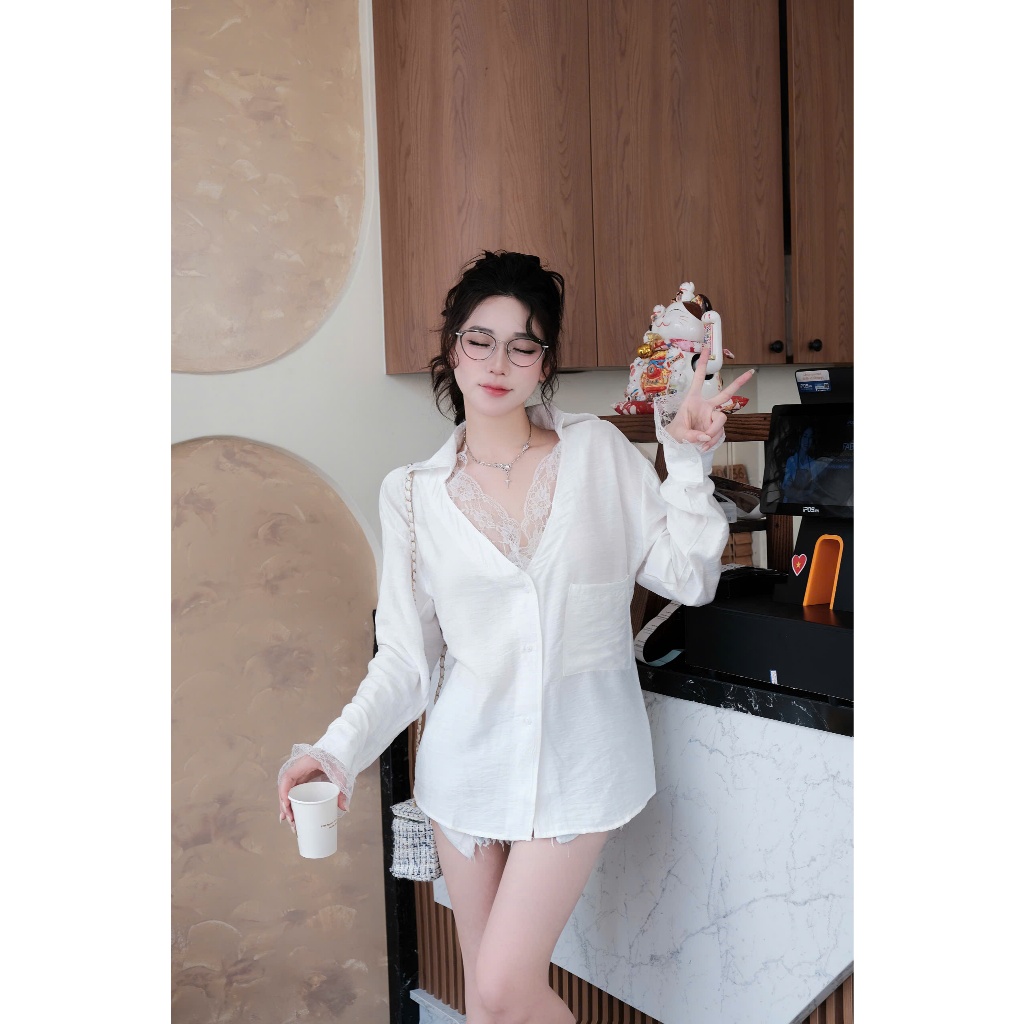 Áo sơ mi trắng nữ cổ V phối ren chất đũi mềm mát sang chảnh hàng thiết kế Joolate 241 P2K5