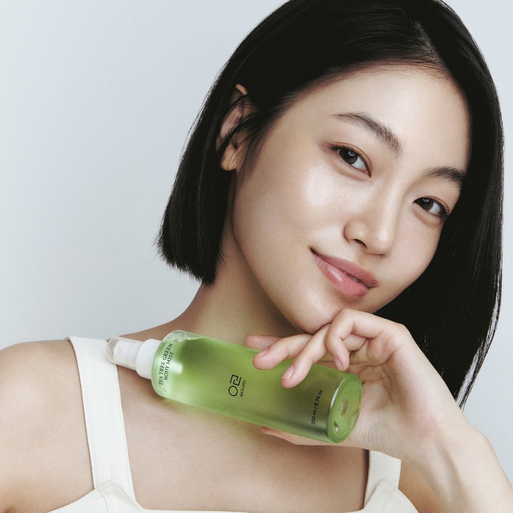 Xịt khoáng dưỡng thể cho da WOLLYO TEA TREE GREEN BODY MIST 200ml | DAMDAVN