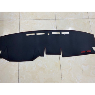Thảm taplo xe Toyota Yaris Cross 2023 - 2024 - 2025 chất liệu da carbon màu đen cao cấp chống nắng nóng hiệu quả