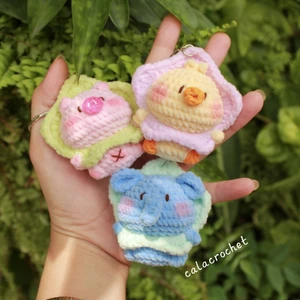 Móc khoá voi, vịt, heo, gấu trúc đội vòng hoa bằng len handmade (ảnh thật shop chụp)