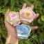 Móc khoá voi, vịt, heo, gấu trúc đội vòng hoa bằng len handmade (ảnh thật shop chụp)