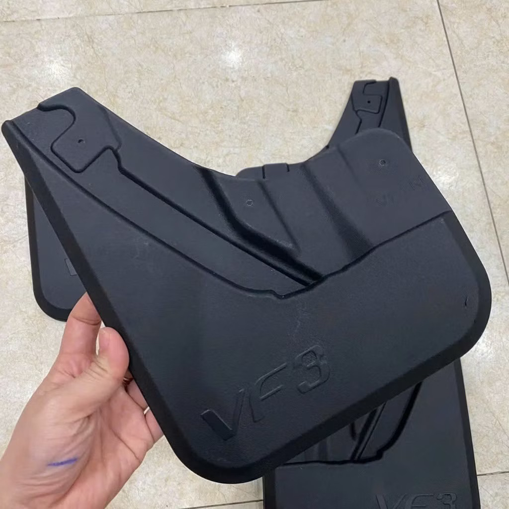 Chắn bùn bánh xe Vinfat VF3 - chất liệu nhựa dẻo độ bền cao gồm 04 chi tiết kèm ốc vít