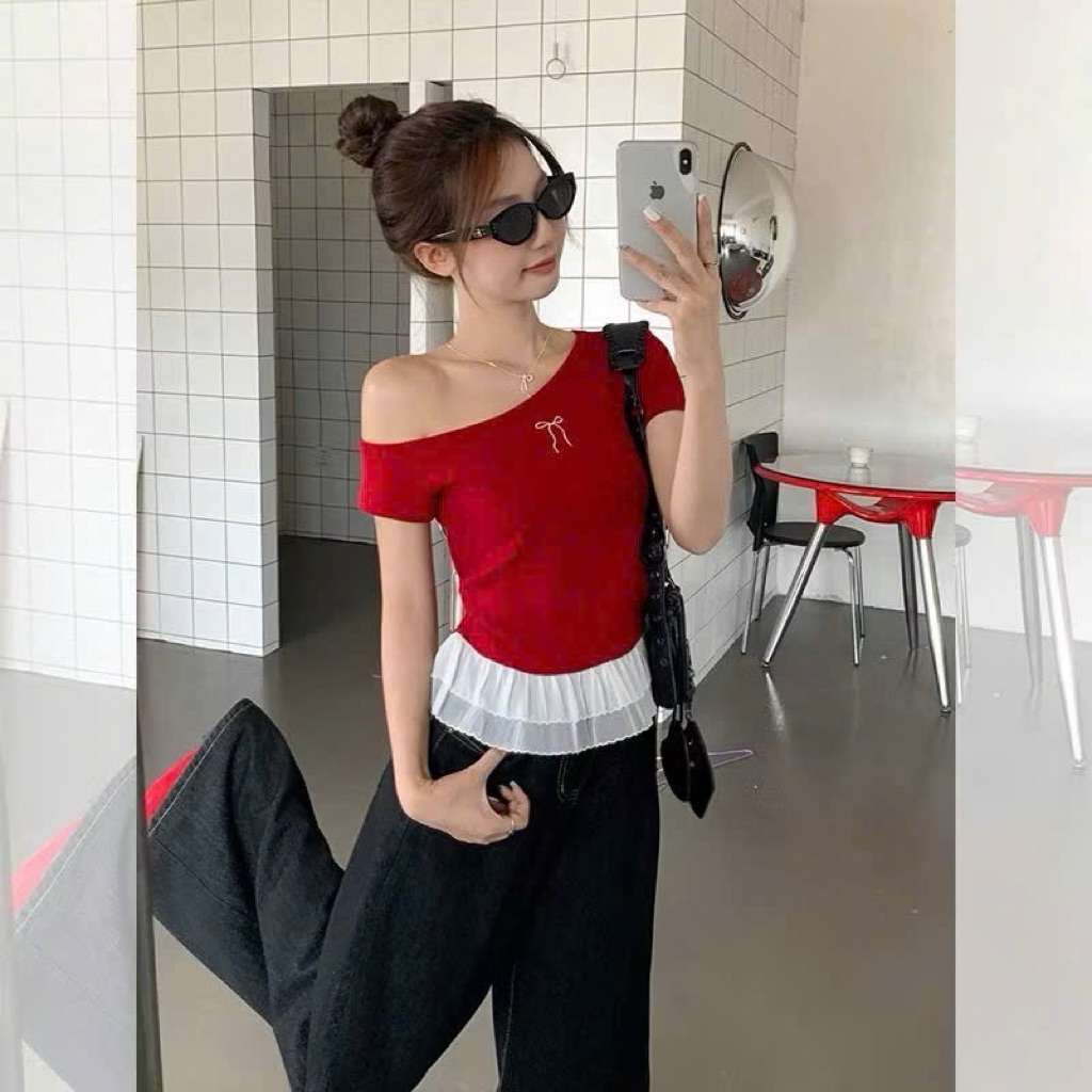 Áo thun trễ vai in nơ phối ren xoè dúm eo Nữ the.sweaterweather TSW