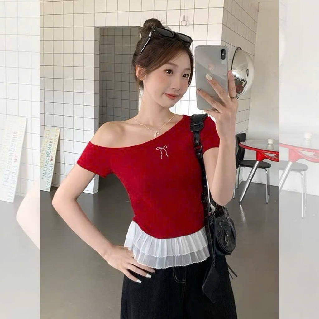 Áo thun trễ vai in nơ phối ren xoè dúm eo Nữ the.sweaterweather TSW