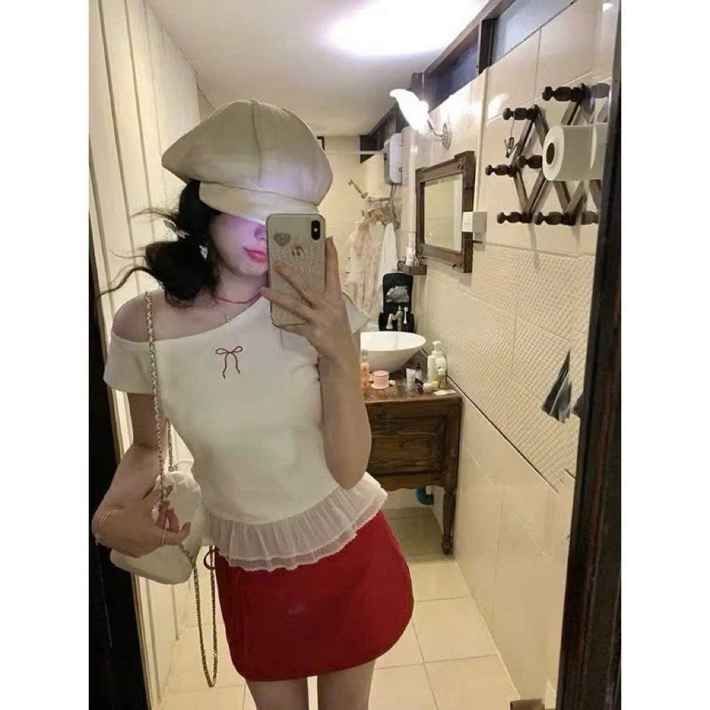 Áo thun trễ vai in nơ phối ren xoè dúm eo Nữ the.sweaterweather TSW