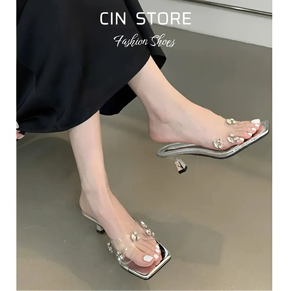 Guốc Cao Gót Mũi Vuông Quai Trong Suốt Đính Charm Màu Bạc Gót Ly 7p Hottrend - Cin Shoes