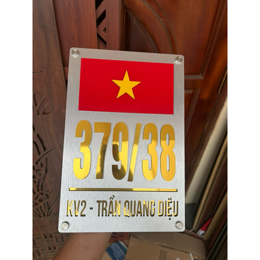 BIỂN SỐ NHÀ CỜ ĐỎ SAO VÀNG,Màu xước bạc + Alu vàng gương
