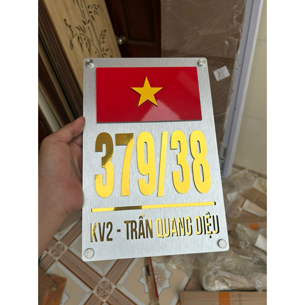BIỂN SỐ NHÀ CỜ ĐỎ SAO VÀNG,Màu xước bạc + Alu vàng gương