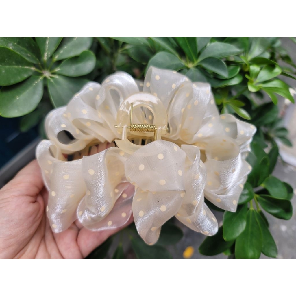 Nơ vàng chấm bi