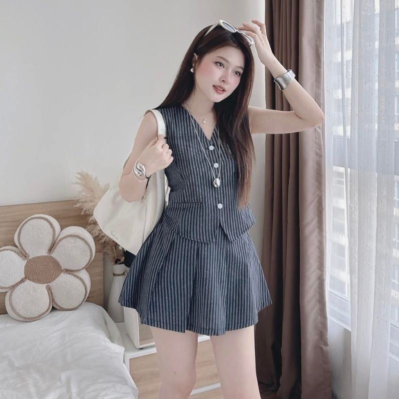 Set bộ nữ sang chảnh kẻ sọc áo cổ yếm đính khuy mix chân váy xoè xếp ly, set đồ nữ đi chơi năng động HCOM26374