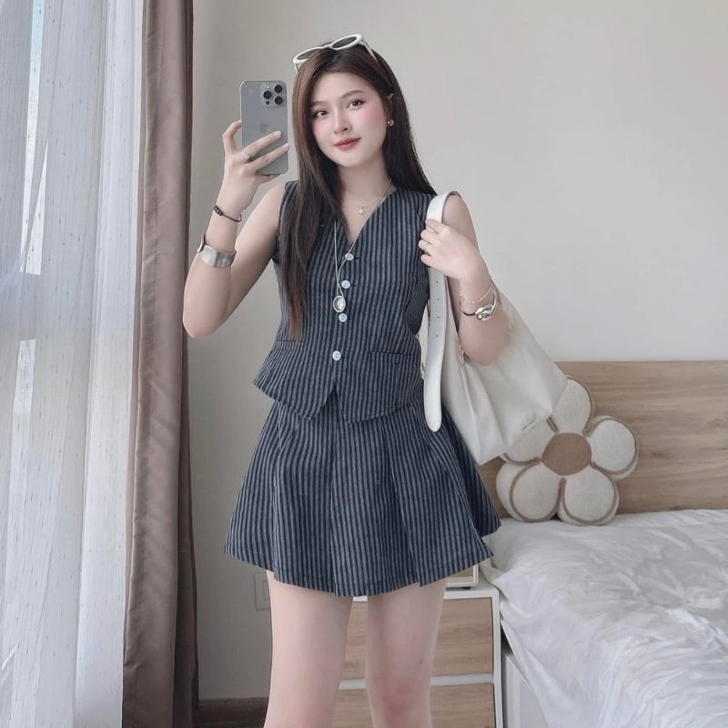 Set bộ nữ sang chảnh kẻ sọc áo cổ yếm đính khuy mix chân váy xoè xếp ly, set đồ nữ đi chơi năng động HCOM26374