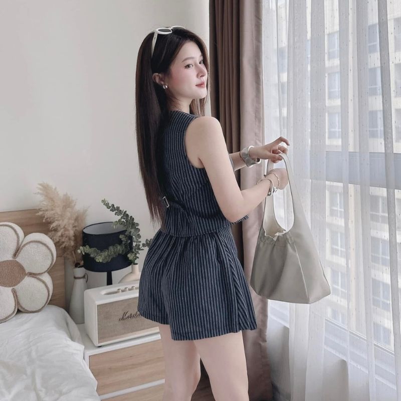 Set bộ nữ sang chảnh kẻ sọc áo cổ yếm đính khuy mix chân váy xoè xếp ly, set đồ nữ đi chơi năng động HCOM26374