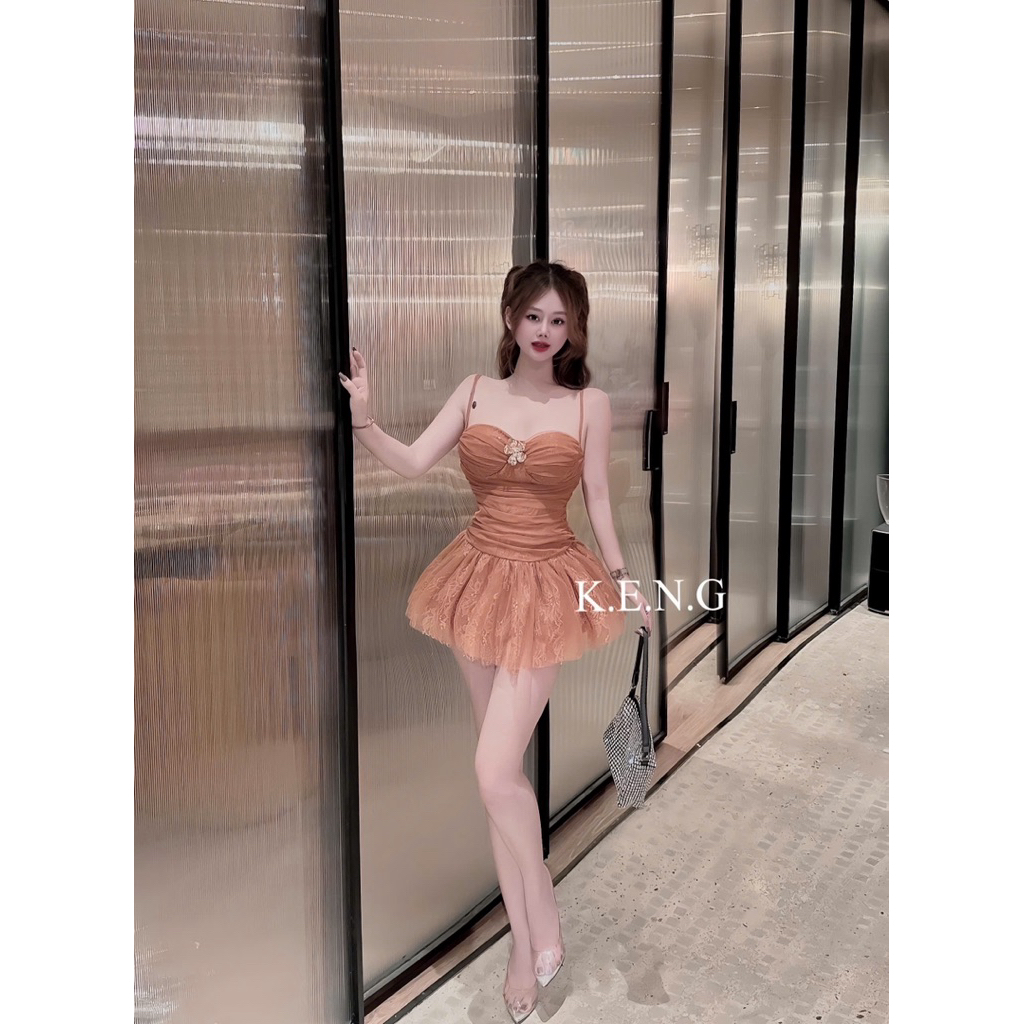 Váy ren 2 dây xoè đính tag ngực có lót quần