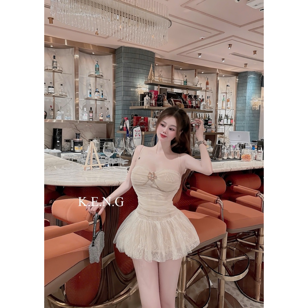 Váy ren 2 dây xoè đính tag ngực có lót quần