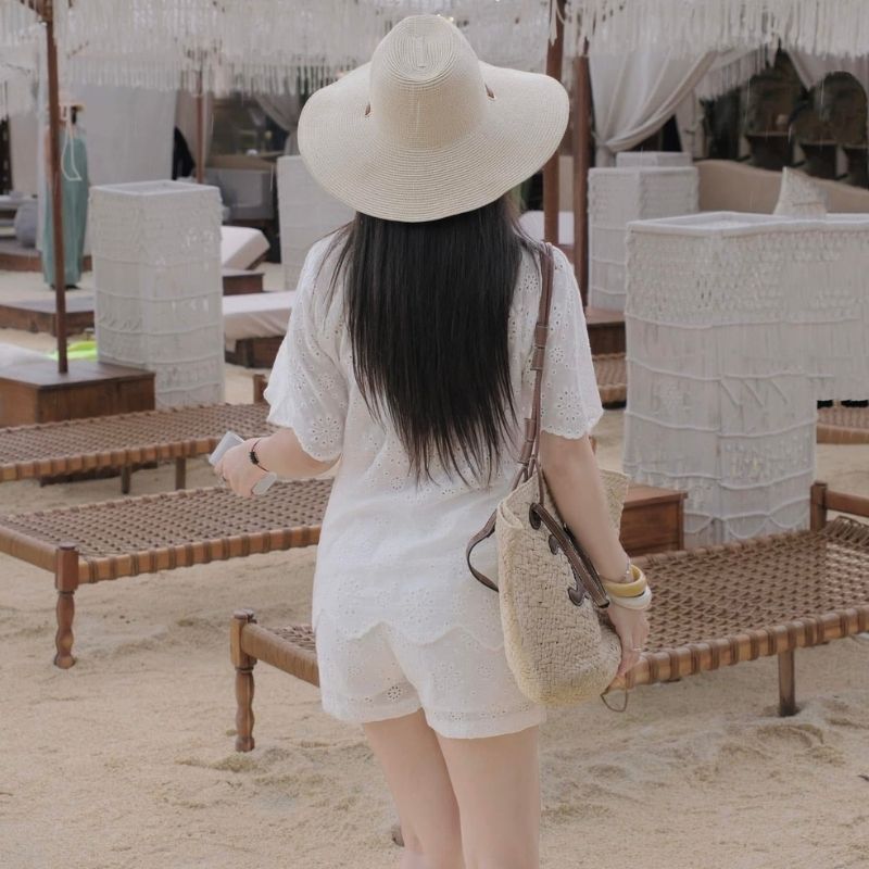 Đồ bộ nữ trắng cổ V tay bồng phối ren, set đồ nữ đi biển voan hoa cổ V mix quần đùi cạp chun HCOM26376