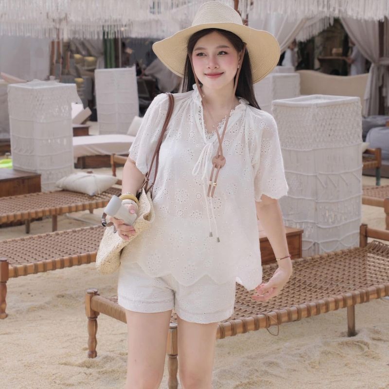Đồ bộ nữ trắng cổ V tay bồng phối ren, set đồ nữ đi biển voan hoa cổ V mix quần đùi cạp chun HCOM26376