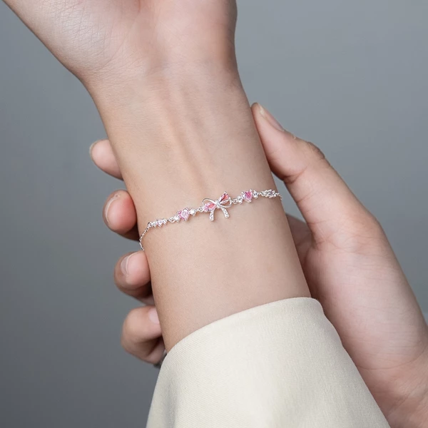 Lắc tay bạc nữ nơ hồng Daisy Asimi Daisy Róse LT43 - đeo trên mẫu