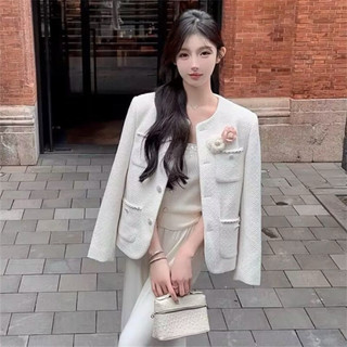 Áo khoác dạ tweet cổ tròn 4 túi đính hoa trước ngực phong cách tiểu thư