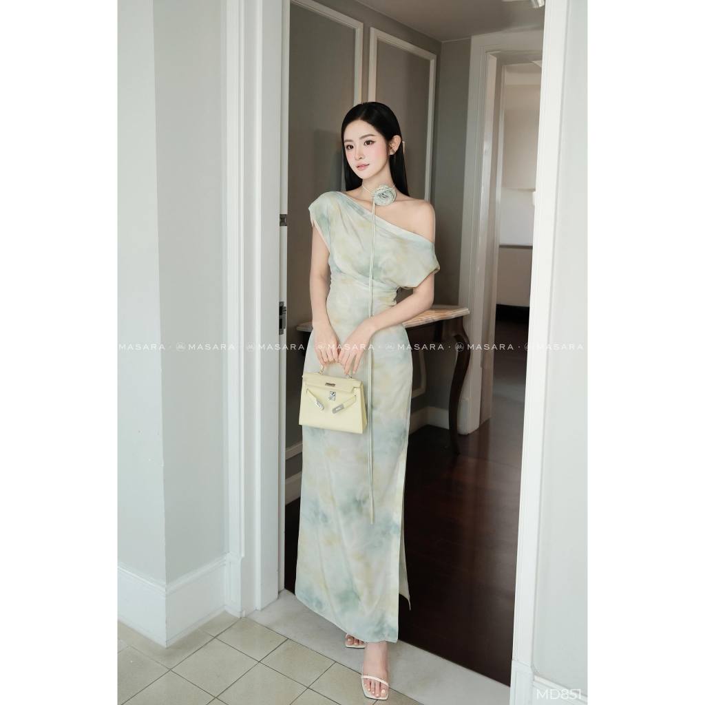 Đầm dài lệch vai Masara chất lụa xanh loang mềm mại phối dây chocker hoa MD851