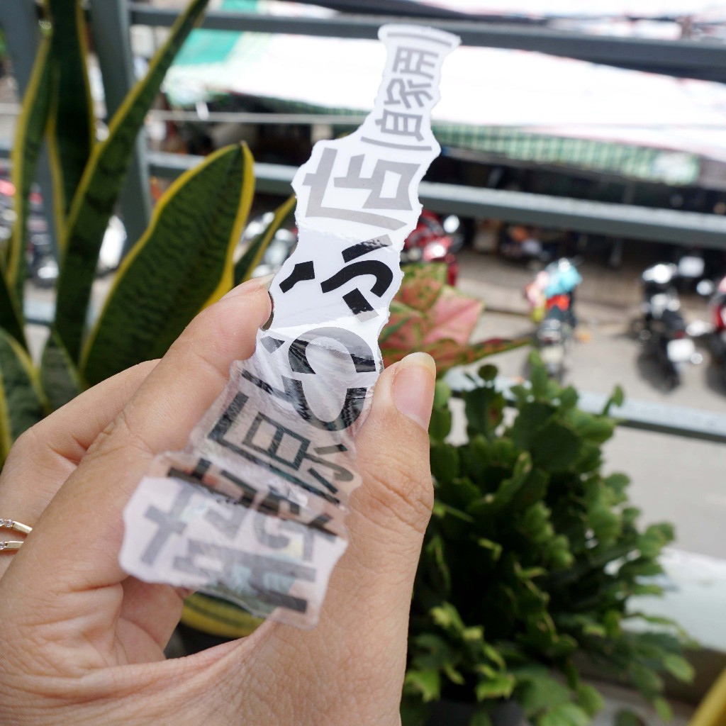 Sticker chữ Nhật Bản màu đen nền trong suốt. Không dán lên nền đen và nền màu tối. Chống nước, không bay màu