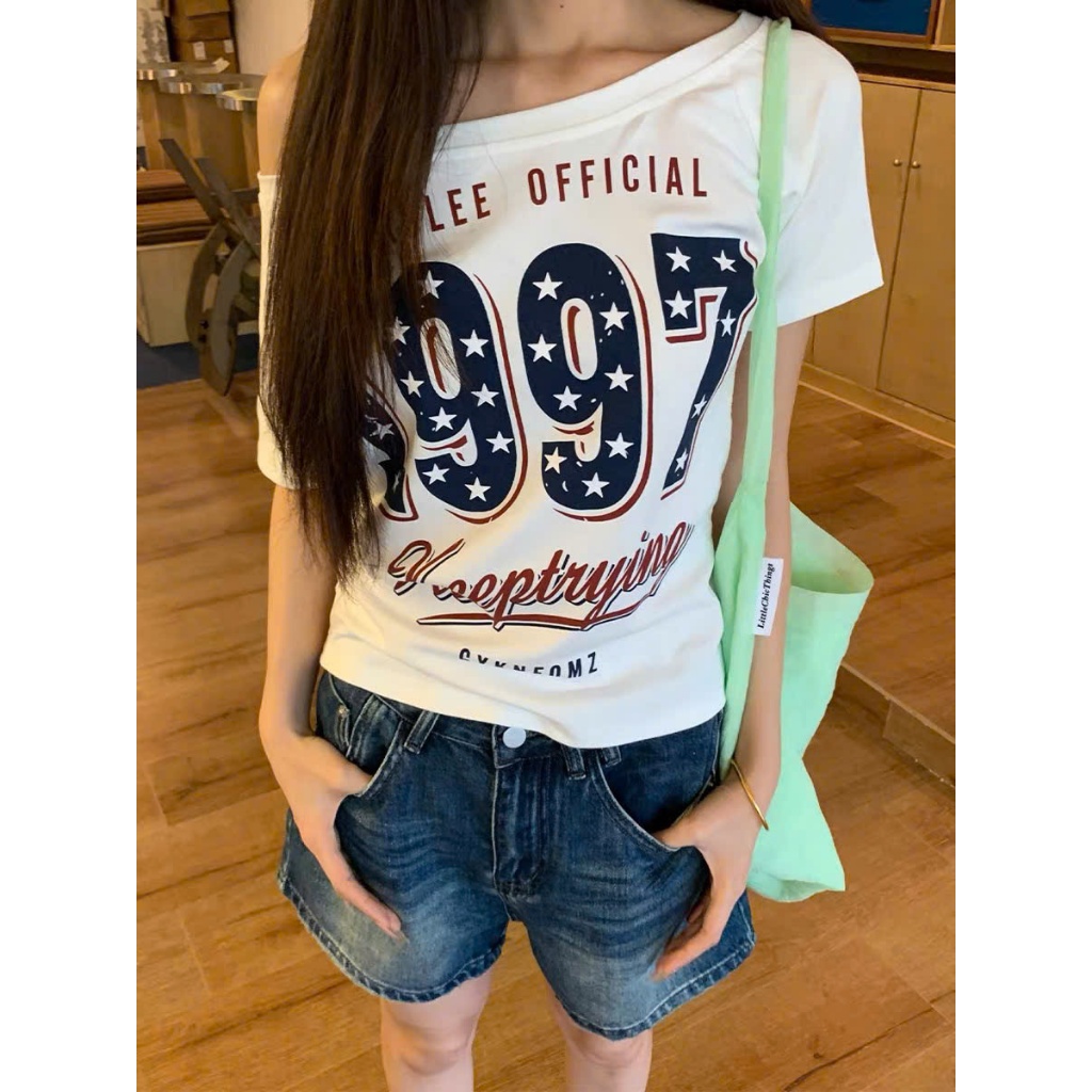 [GENZSHOP] ÁO THUN NỮ LỆCH VAI IN 1997 TRENDING 2025 CÓ SIZE <68KG