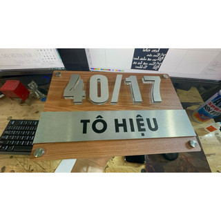 Bảng số nhà nền alu vân gỗ cánh dán, chữ bạc xước kích thước theo yêu cầu