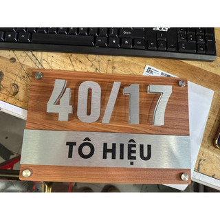 Bảng số nhà nền alu vân gỗ cánh dán, chữ bạc xước kích thước theo yêu cầu