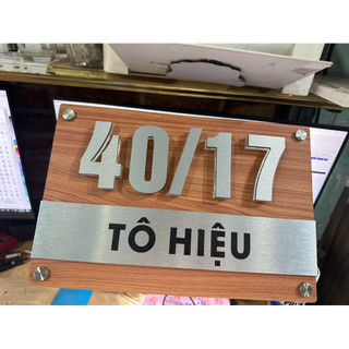 Bảng số nhà nền alu vân gỗ cánh dán, chữ bạc xước kích thước theo yêu cầu