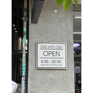 Bảng "giờ mở cửa - giờ đóng cửa" nội dung theo yêu cầu, decor quán gắn ốc hoặc dán keo